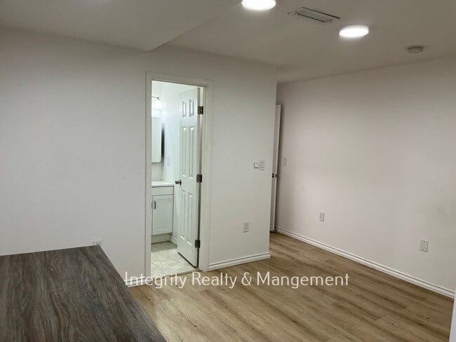 Building Photo - 9419 Ashbury Cir