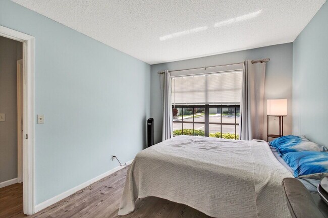 Building Photo - 460 Hardwood Pl
