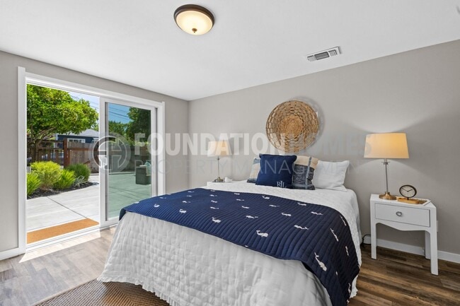 Building Photo - Charming 3 bed/2.5 bath in the heart of do...