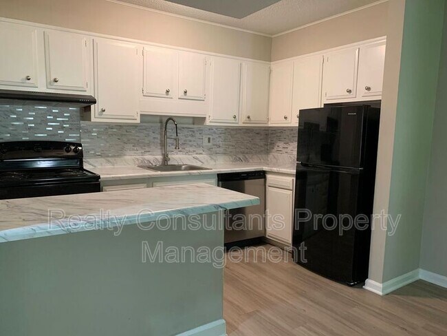 Building Photo - 1101 Robinhood Rd