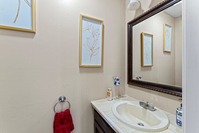 Building Photo - 8 Glenview Dr