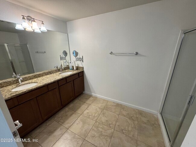 Building Photo - 6798 Roundleaf Dr