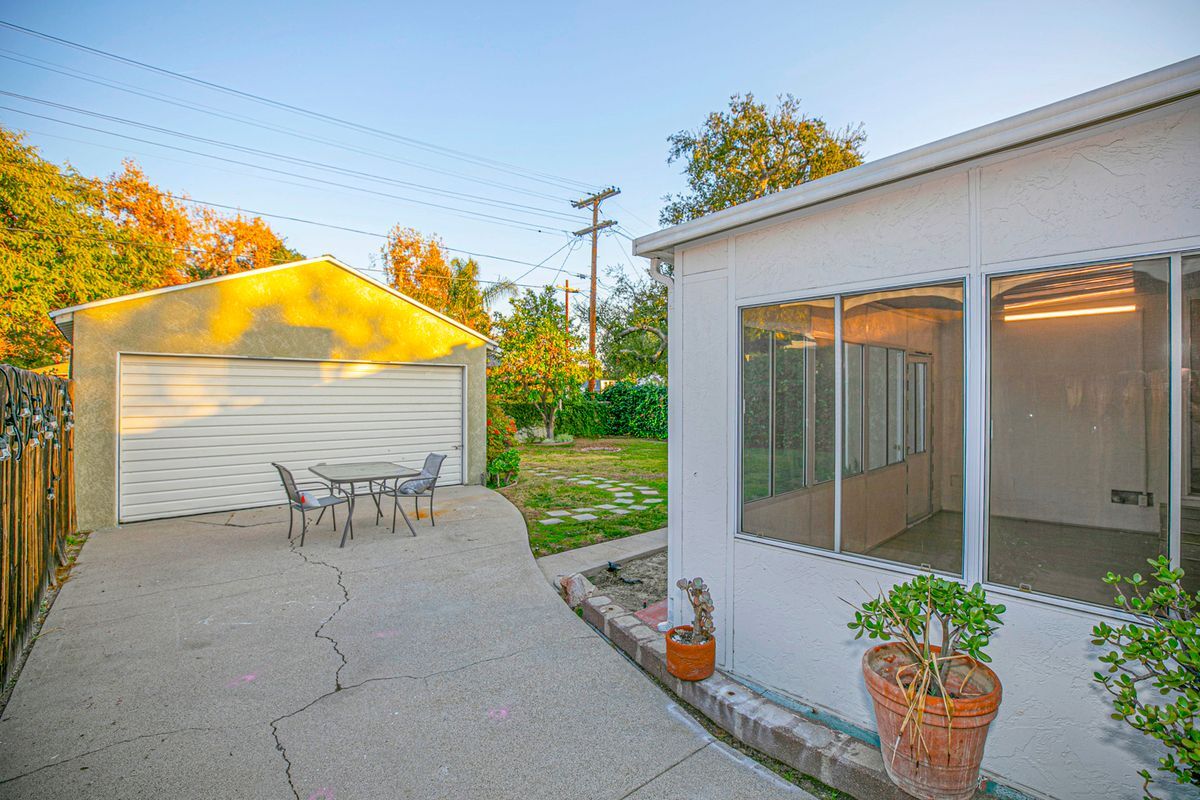 Building Photo - 2206 N Orchard Dr