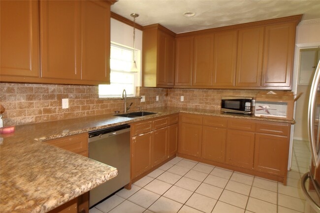 Building Photo - 1800 Richardson Ln