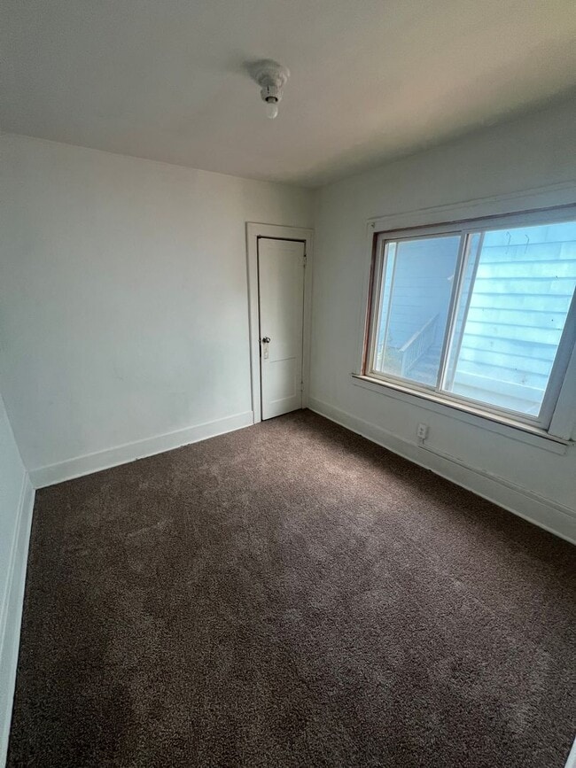 Building Photo - 3 Bedroom Single-Family Home – Freshly Upd...