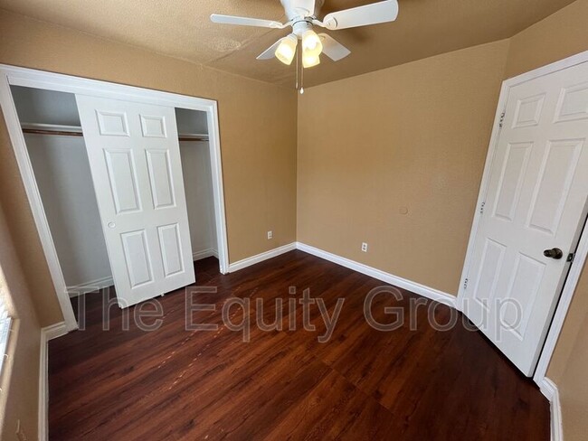 Building Photo - 1672 W Julieanne Ave