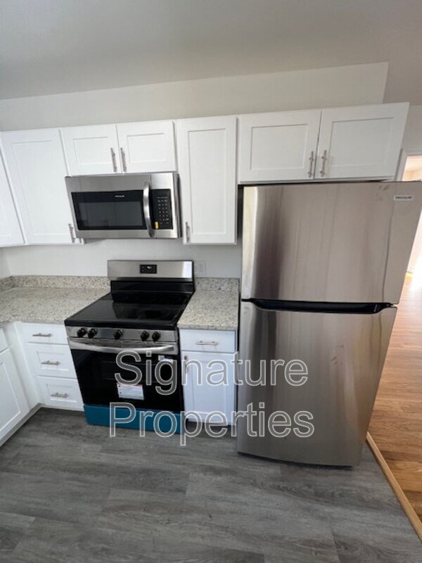 Building Photo - 211 Deerfield Dr