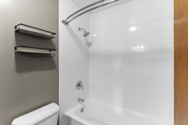 Building Photo - 5400 Dee Dr NE