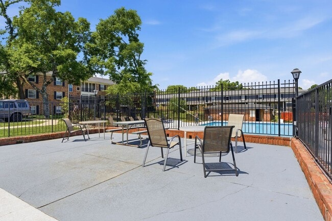 Building Photo - Updated condo in the heart of Green Hills!
