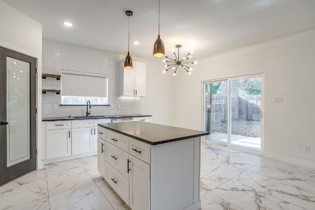 Building Photo - Beautiful New Build in Heart of Fort Worth!