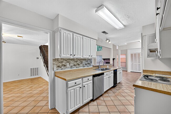 Building Photo - 812 Fleetwood Pl Dr