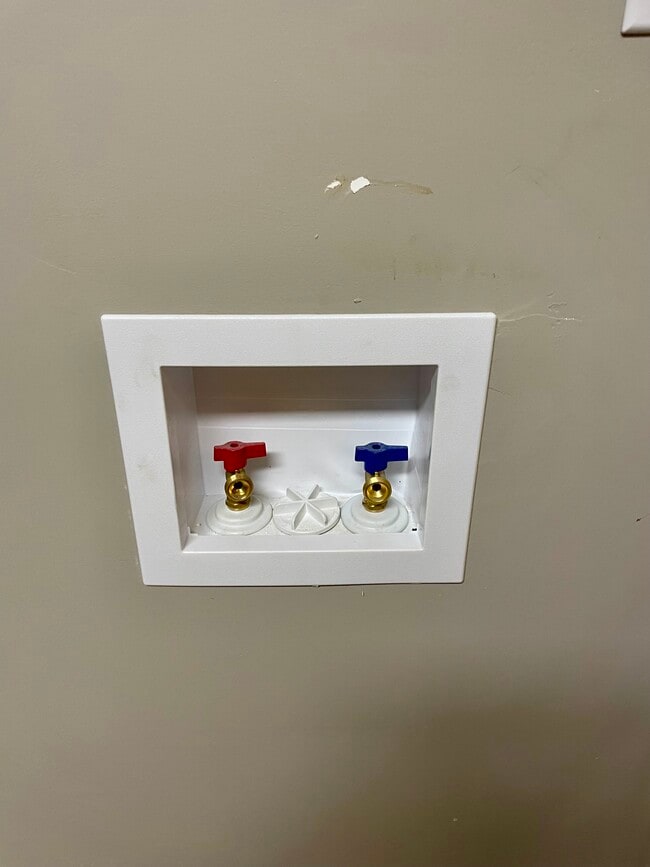 Building Photo - 425 Lexington Heights