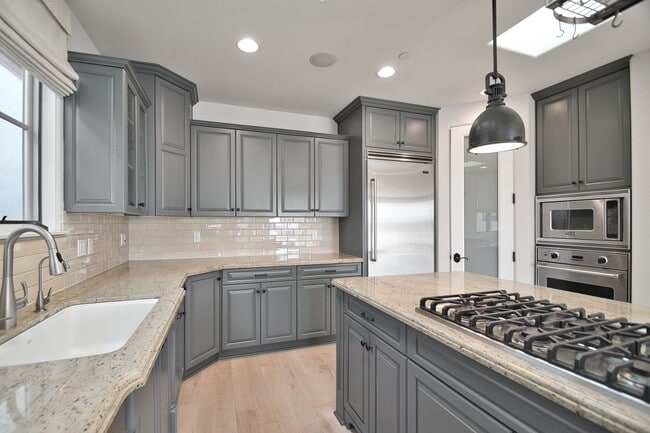 Building Photo - 3 Bed 3.5 Bath Town Home For Lease - Walk to Beach