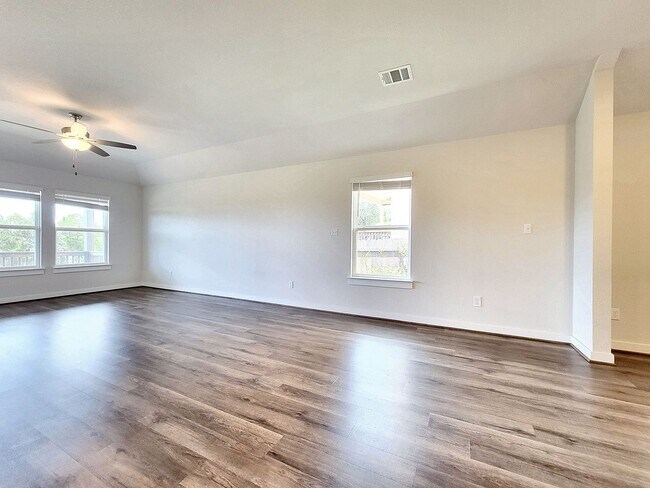 Building Photo - Beautiful 3-Bedroom, 2-Bath Modern Home fo...