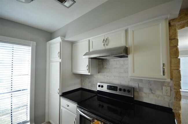 Building Photo - 9103 Braeburn Valley Dr