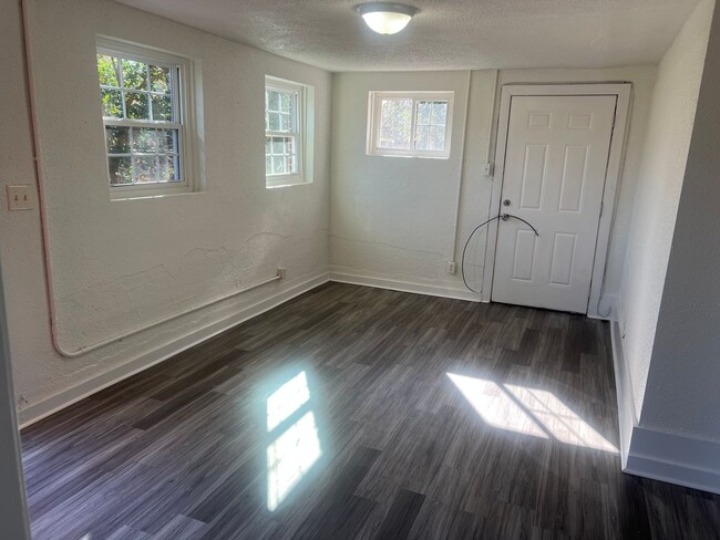 Building Photo - Newly Remodeled 2 Bedroom 1 Bath  *Water I...