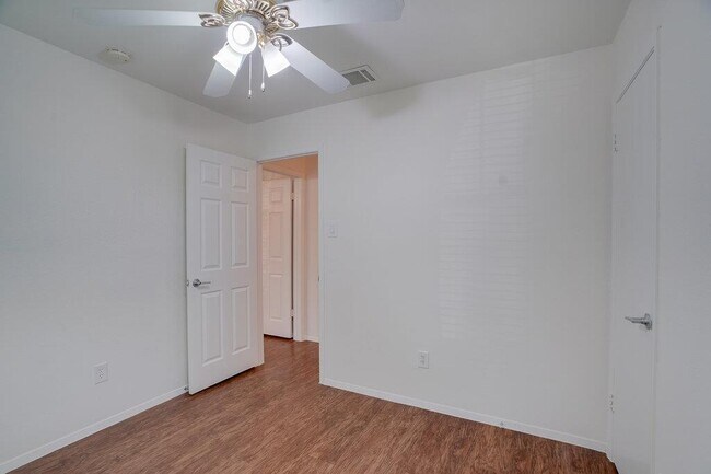 Building Photo - 7100 Barnsdale Way