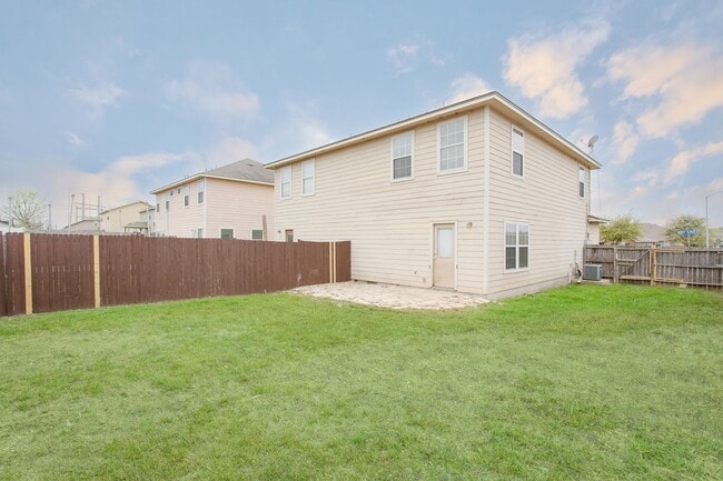 Building Photo - 3 bedroom Townhome in NW side for Rent! 50% off first months rent: November 2023 Special!