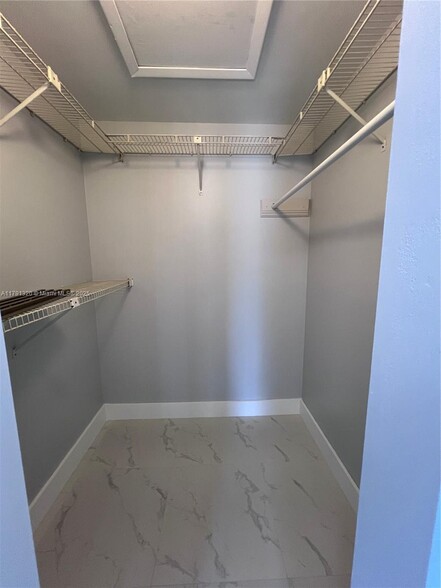 Building Photo - 2834 W 75th Ter