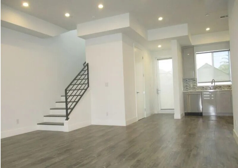 Building Photo - 1211 N Mariposa Ave