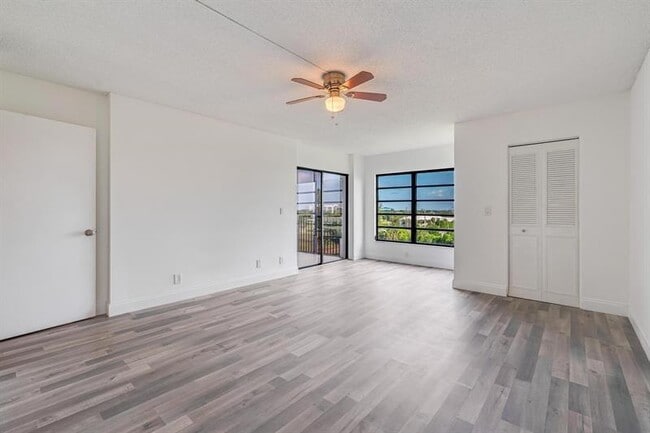 Building Photo - 2200 S Cypress Bend Dr