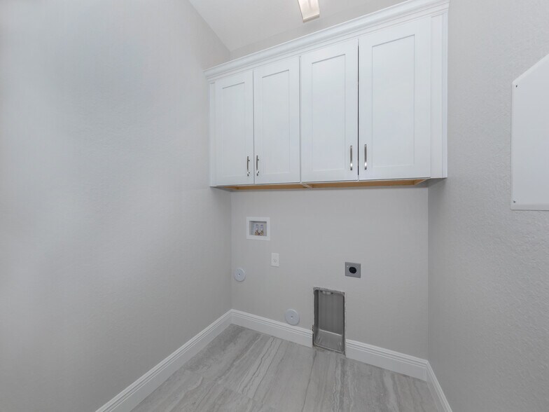 Building Photo - 906 E Venice Ave