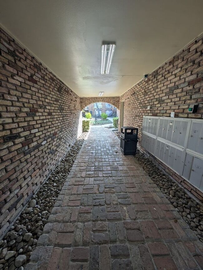 Building Photo - 1BR Condo w/ Pool & Covered Parking by The Galleria