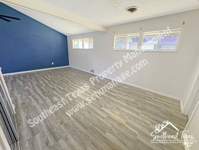 Building Photo - 515 Devon Dr
