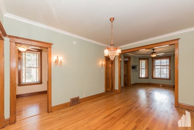 Building Photo - 3710 N Damen Ave