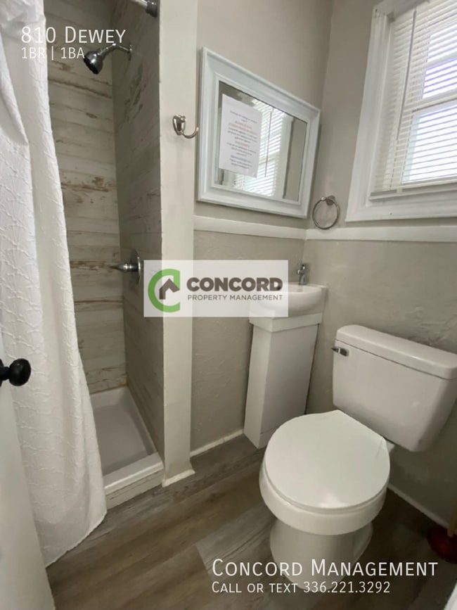 Building Photo - 810 Dewey-