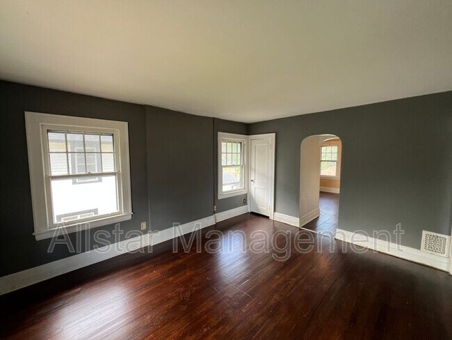 Building Photo - 411 9th St