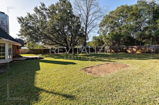 Building Photo - Creole Style 3 Bed 2.5 Bath Home on Oversized Lot