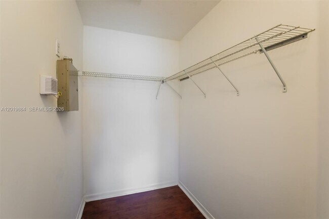 Building Photo - 925 NE 34th Ave