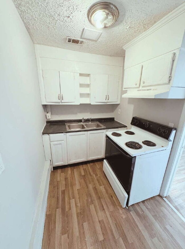 Building Photo - 743 Bright St