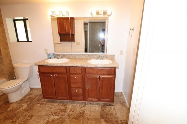 Building Photo - 3 Bedroom 2 Bathroom