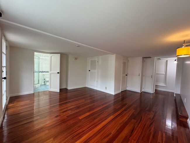 Building Photo - Stunning 2 Bedroom and 2 Bathroom Back Hou...