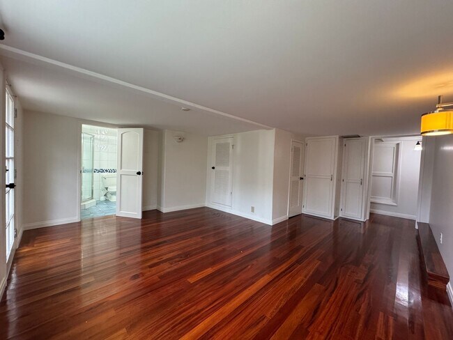 Building Photo - Stunning 2 Bedroom and 2 Bathroom Back House Available Now!
