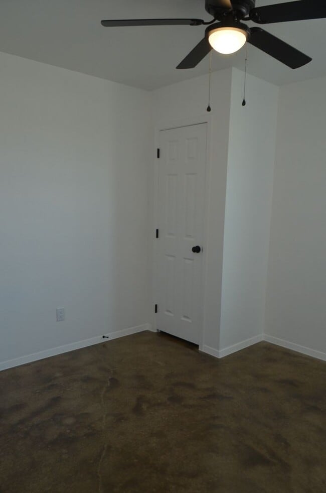 Building Photo - 977 Cline Dr