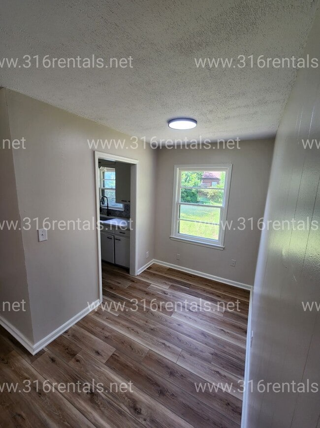 Building Photo - $1,225 - 3 bed 1 bath - Newly Renovated Si...
