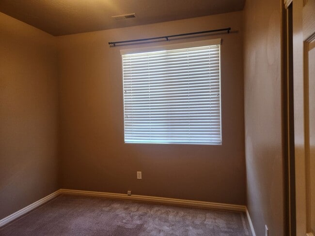 Building Photo - Sweet Coral Canyon 3/2 with garage and pri...