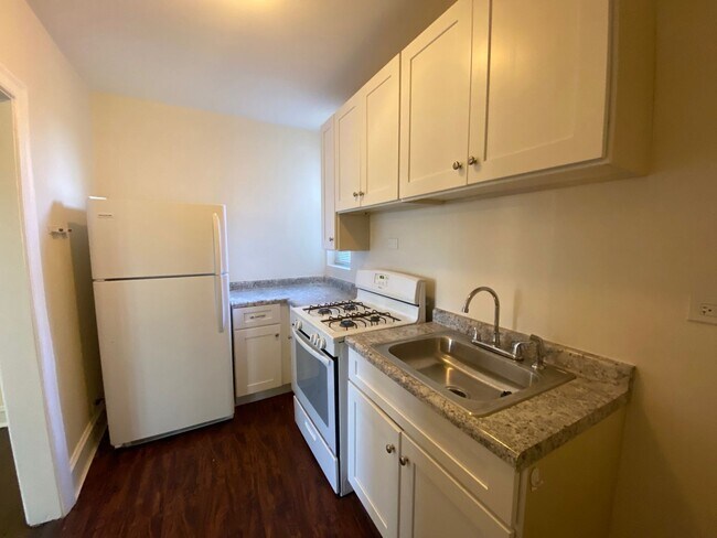 Building Photo - Large 1 Bedroom with Dining Room / Heat  &...