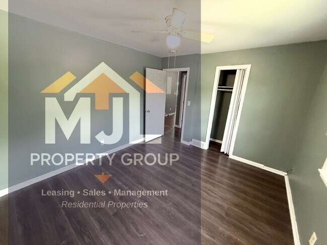 Building Photo - Spacious 3 Bedroom / 1 Bath Apartment in Sugar Creek *Ready Now*