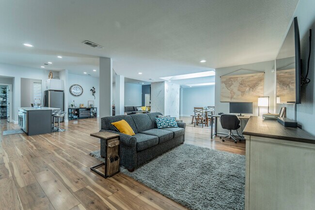 Work Space - 10014 Bridgegate Cir