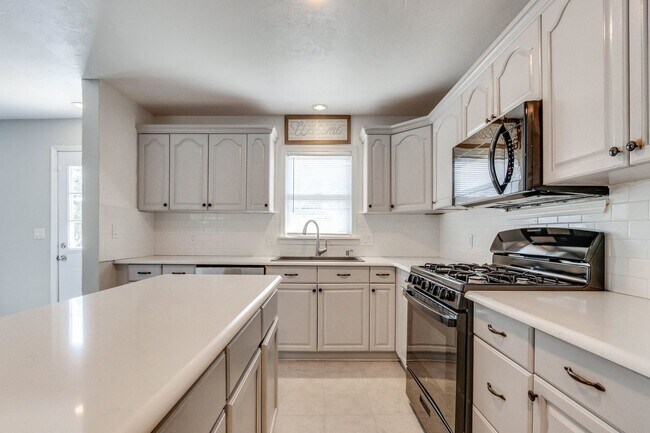 Building Photo - Charming 4-Bedroom Home in The Village – U...