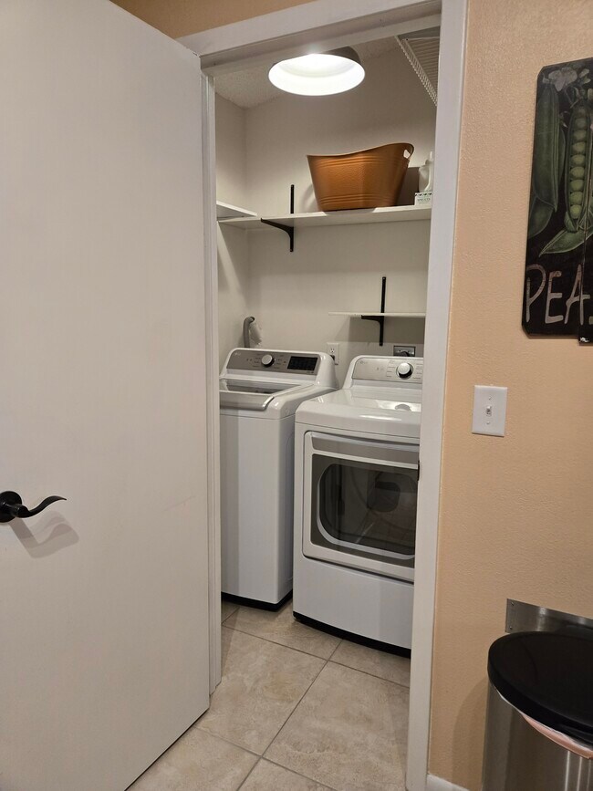 Building Photo - 3071 SE Aster Ln