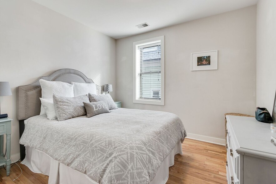 Building Photo - 2229 W Wilson Ave