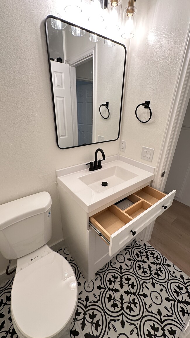 Building Photo - 1472 Camelot Dr