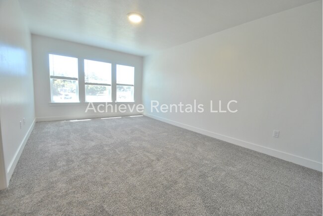 Building Photo - Beautiful 3 Bed Townhome in Nibley with pool!