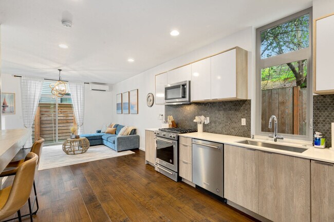 Building Photo - 913 10th Ave E