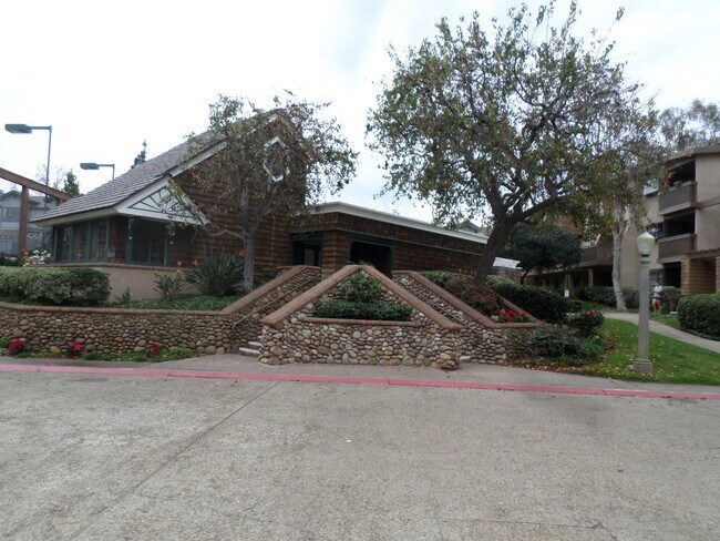 Building Photo - The Boardwalk in La Jolla 2 bdr 2 bath 3 floor!